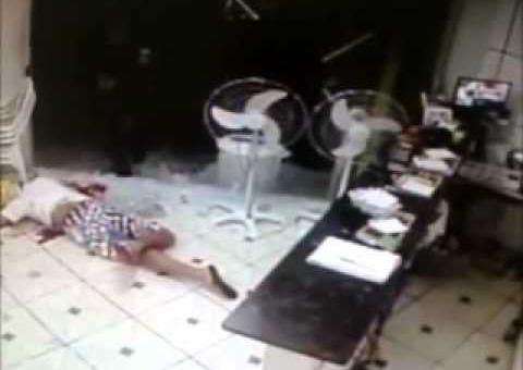 Video registra morte de assaltante em pizzaria